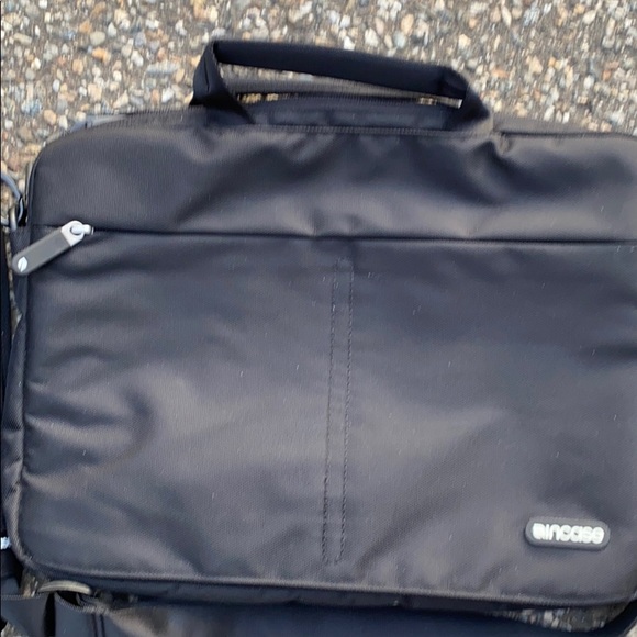 Incase // Fleece Lined Laptop Case with strap - Picture 4 of 10